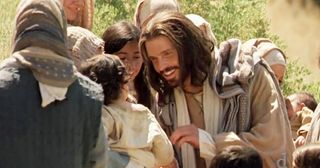 Christus lächelt ein Kind an