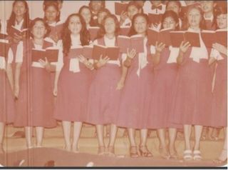 un grupo de mujeres jóvenes cantando