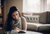 Una mujer estudia las Escrituras