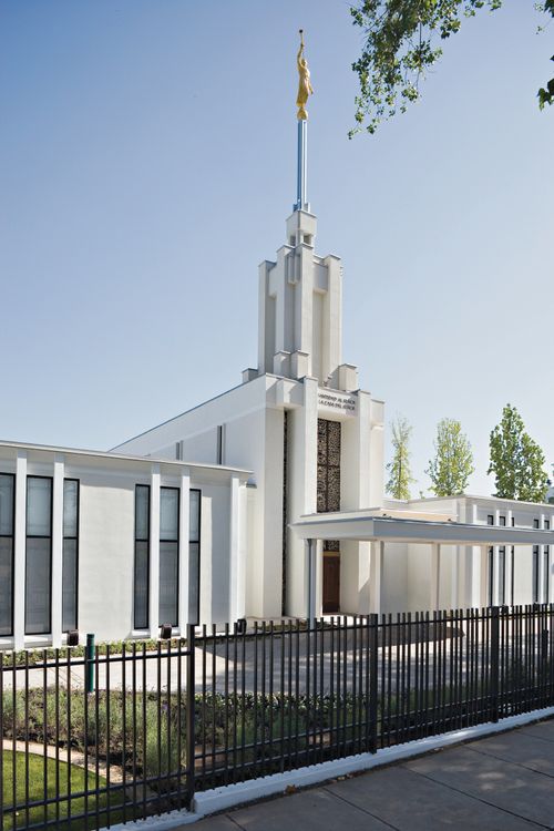 The entrance to the Santiago Chile Temple, with a view of the doors and fence.