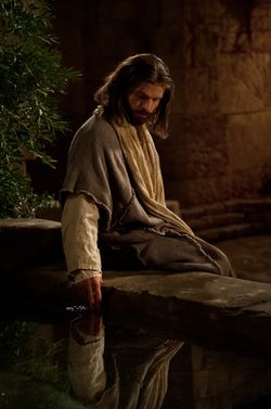 Jésus trempe son doigt dans une mare d’eau à la résidence de Nicodème