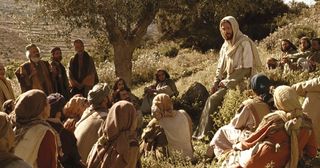 Jesucristo rodeado de personas