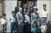 Grupo de personas fuera de la casa de los misioneros
