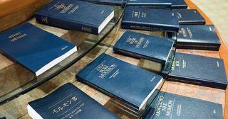 eksemplarer av Mormons bok på forskjellige språk 