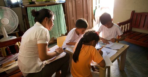 isang inang tinutulungan ang kanyang mga anak