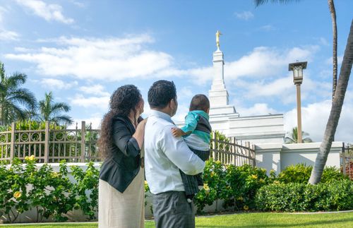 Perhe katsomassa temppeliä