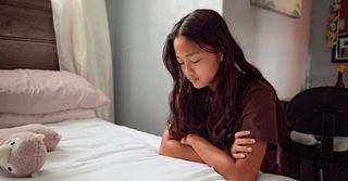 una joven orando