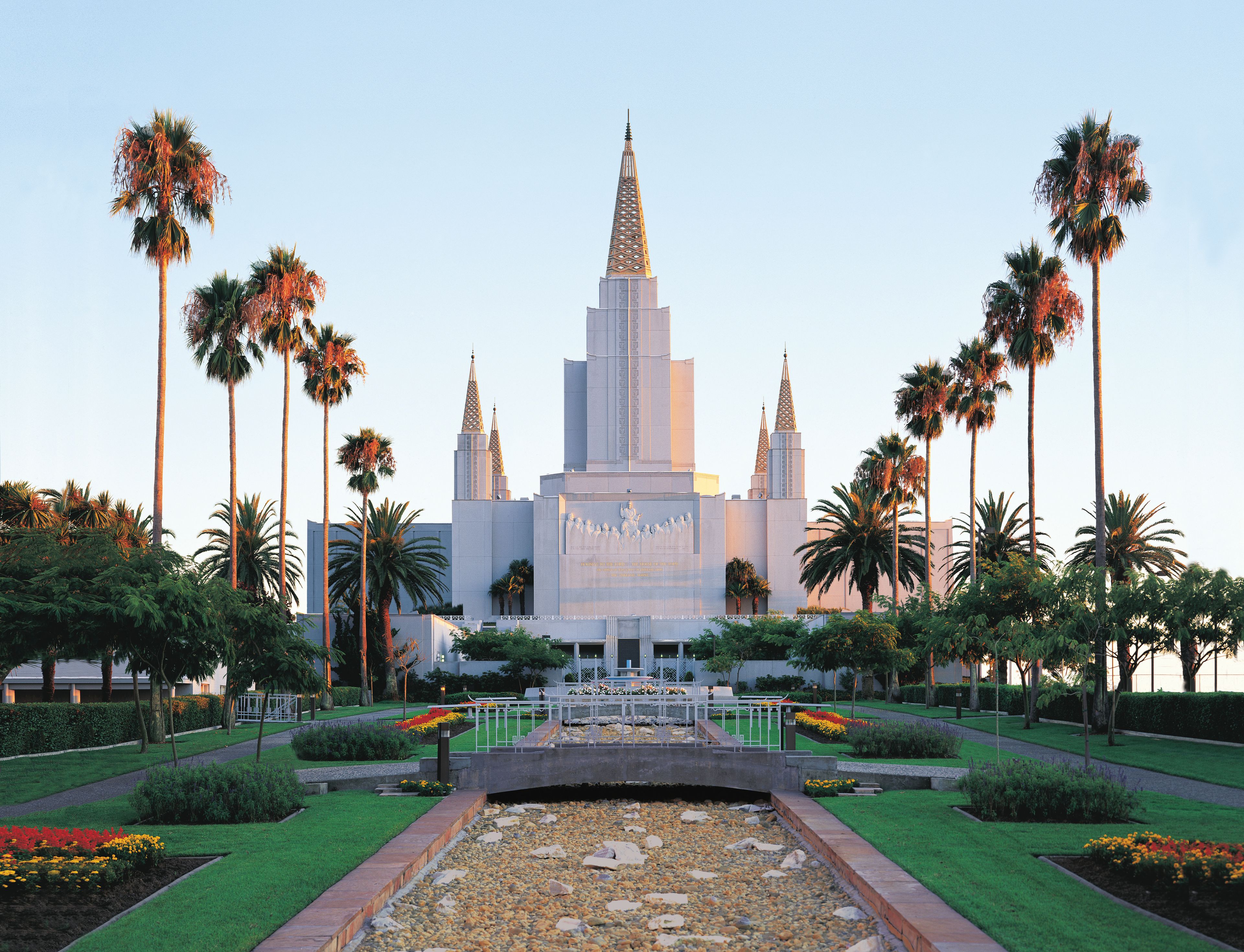 The front of the Oakland California Temple on a sunny day.