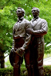 ジョセフ・スミスとハイラム・スミスの像