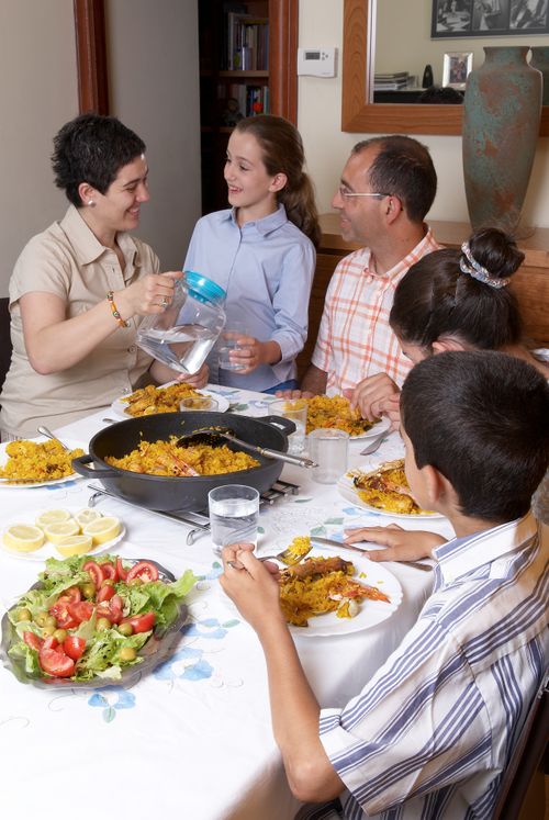 familja madwar il-mejda tal-ikel