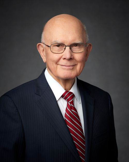 Porträtfoto von Präsident Dallin H. Oaks mit schwarzem Nadelstreifenanzug und rot-weiß-gestreifter Krawatte