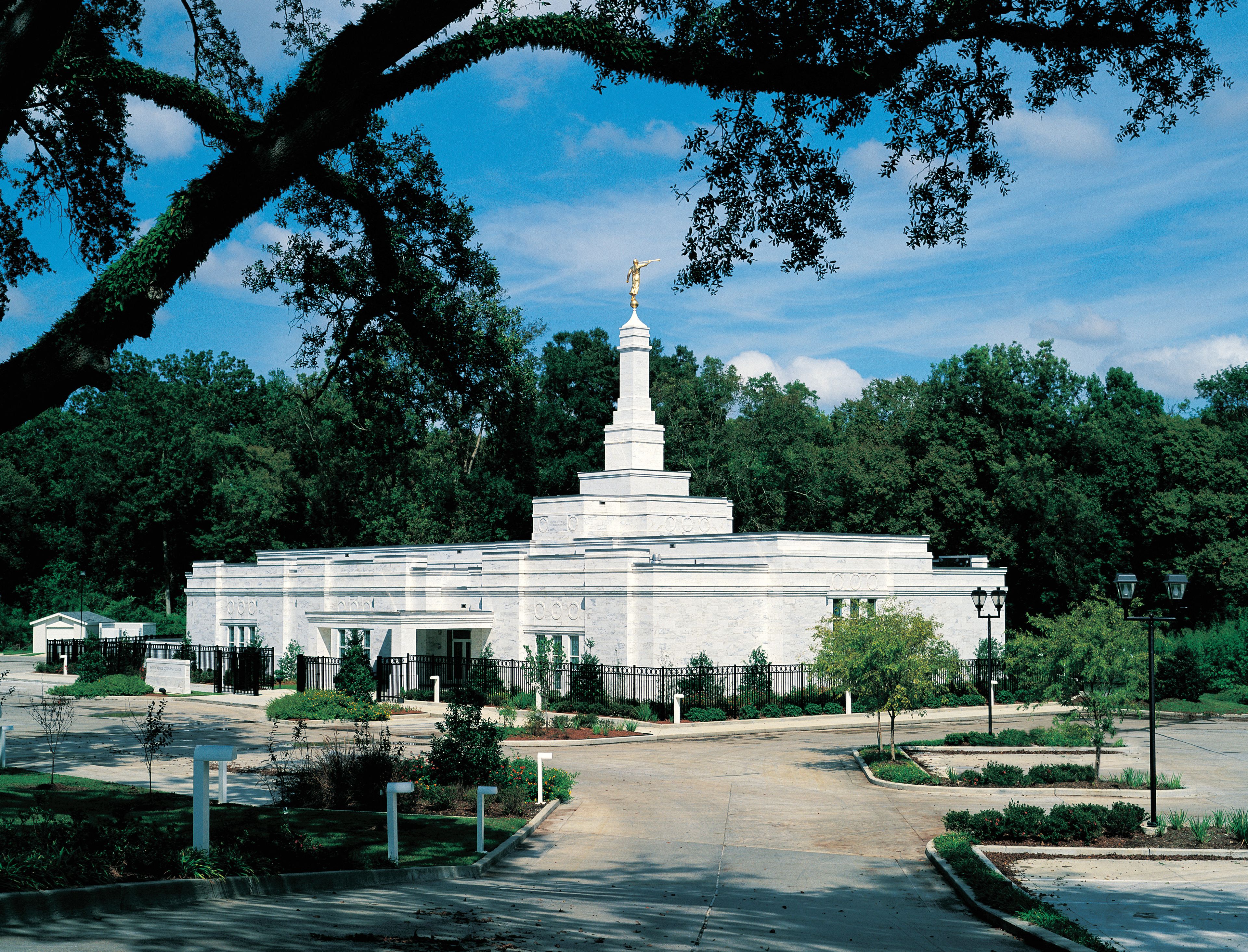 A side view of the Baton Rouge Louisiana Temple on a sunny day.