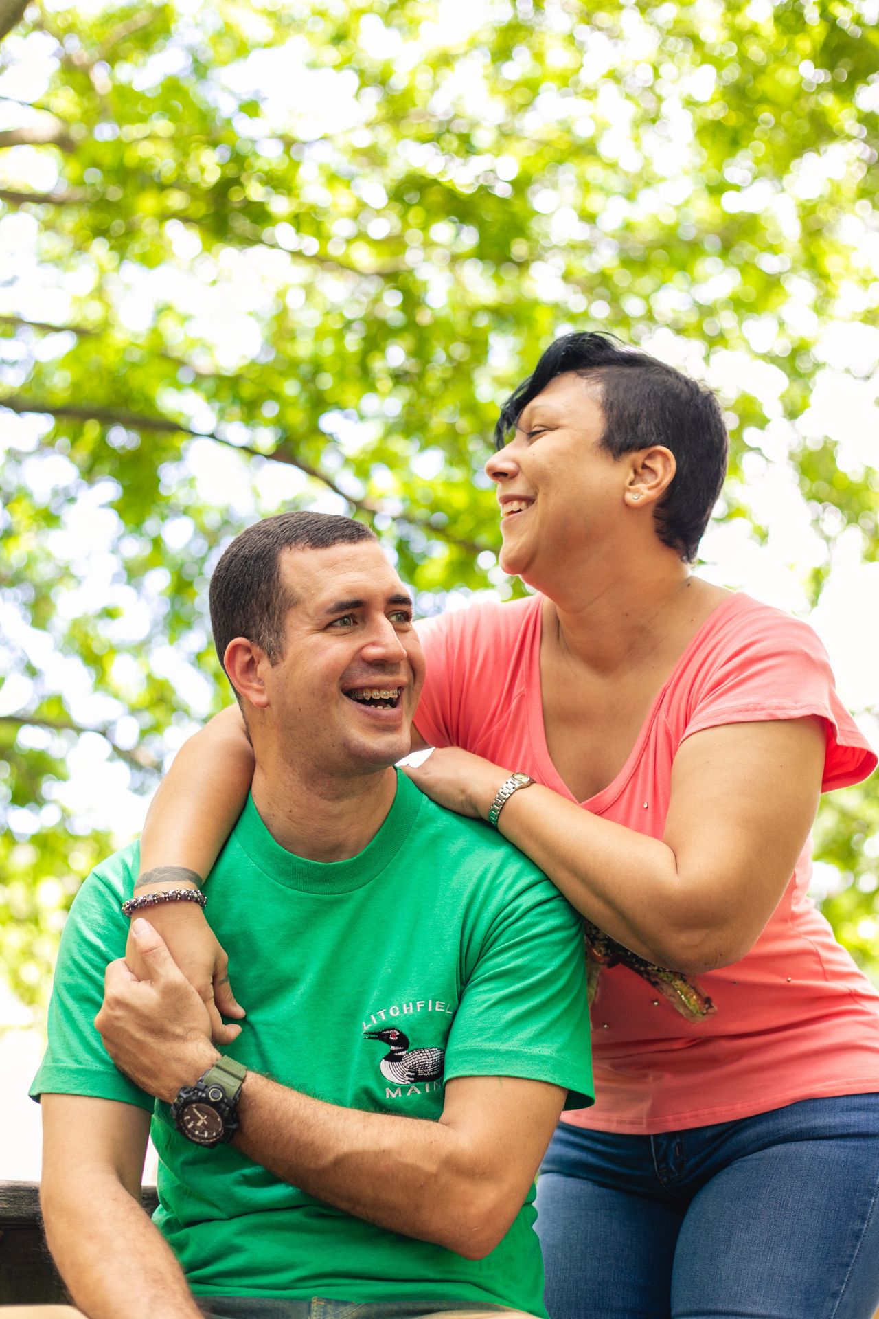 Una familia sonriendo juntos en un estadio de fútbol