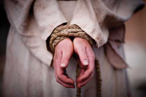 As mãos de Cristo depois de serem amarradas com uma corda.
