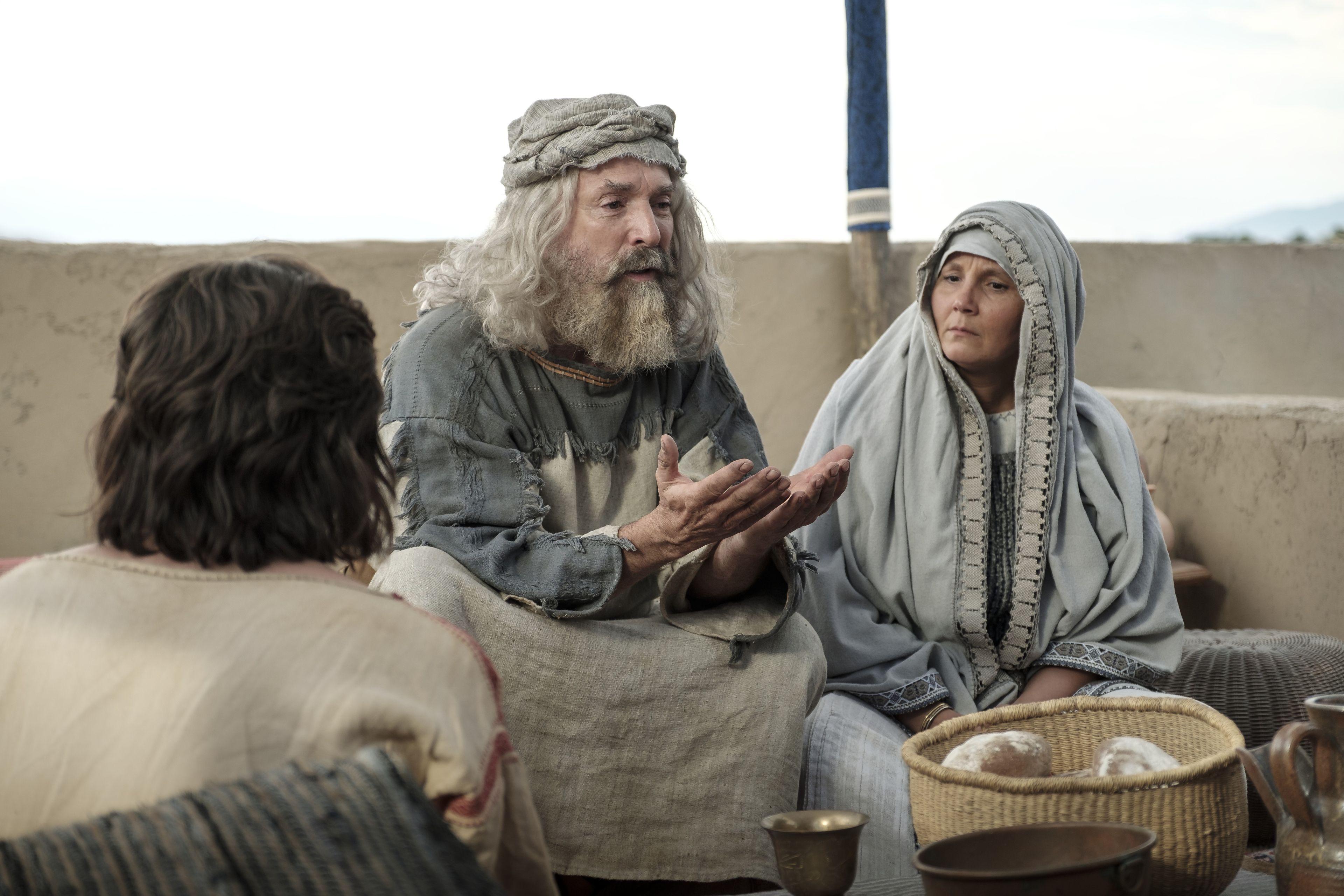 Lehi teaches his family at their home at Jerusalem.