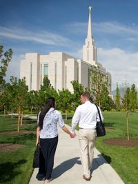 casal caminhando em direção ao Templo de Oquirrh Mountain Utah