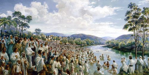 Une grande foule de gens se fait baptiser dans une rivière le jour de la Pentecôte.