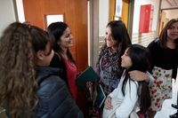 Um grupo de mulheres fala após as reuniões de domingo
