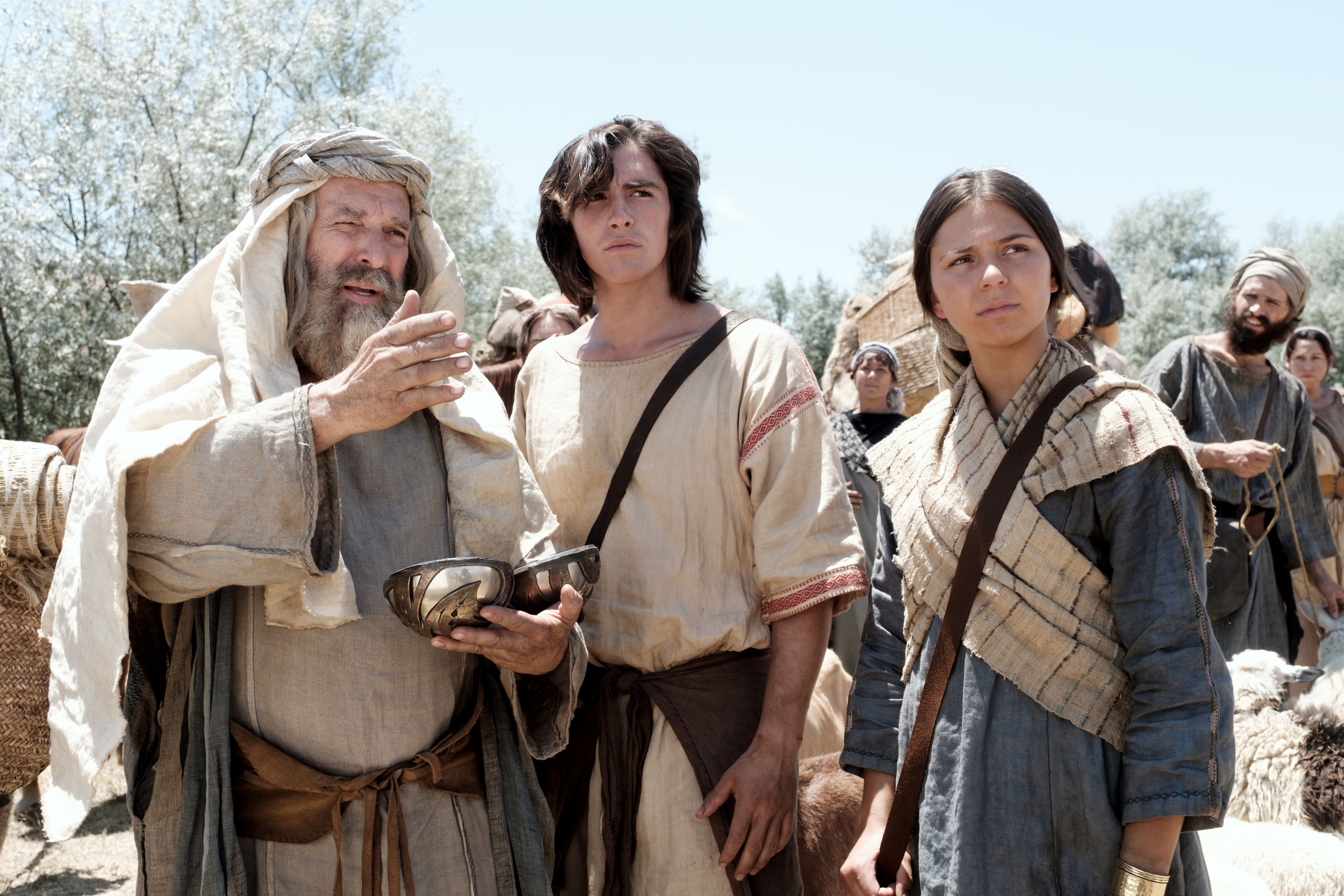 Lehi, Nephi, and Nephi's wife use the Liahona as the families break camp.