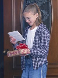 Tânără fată cu un cadou și o felicitare
