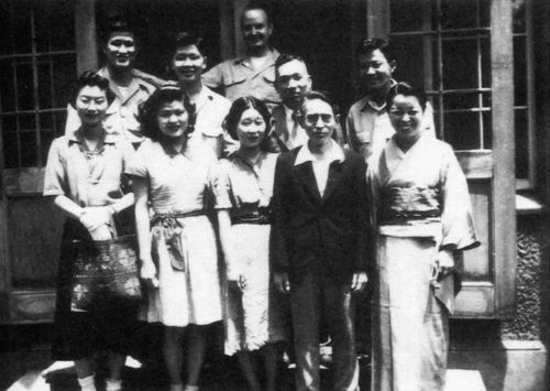 Fujiya Nara et d’autres personnes près de l’endroit où se tenait l’École du Dimanche de Tokyo, vers 1946