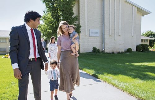 예배당 앞을 걷고 있는 가족