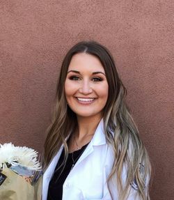 Carly explica cómo las bendiciones del Evangelio y la asistencia a los servicios de la Iglesia de Jesucristo la han ayudado en su vida