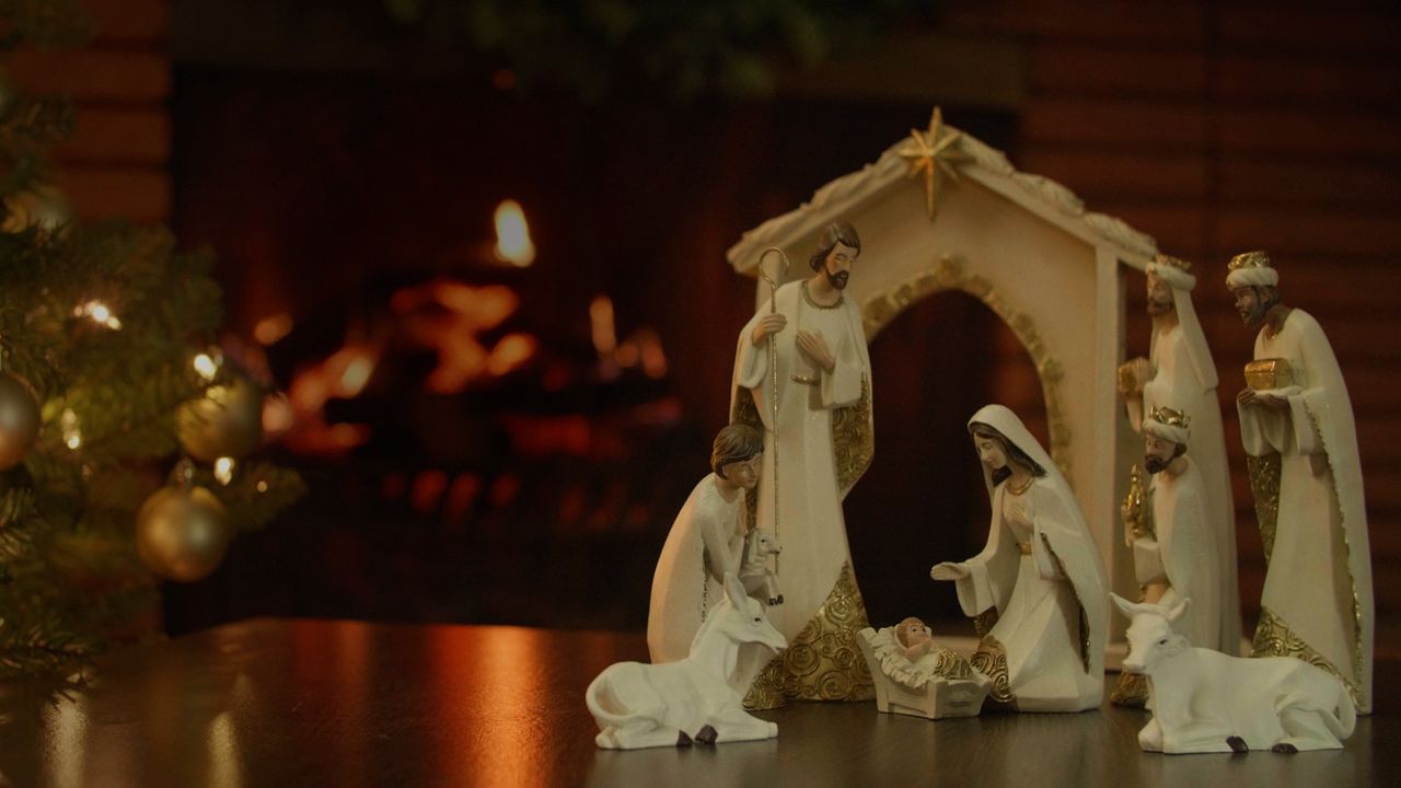 Un belén frente a una chimenea