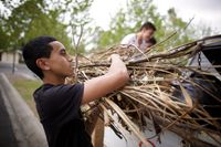Um grupo de jovens serve em sua vizinhança