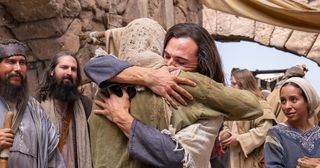 Исус Христос прегръща някого