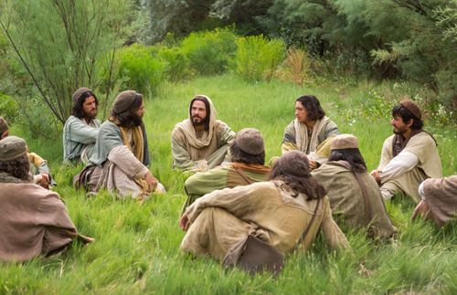 Jesus sentado e ensinando Seus seguidores