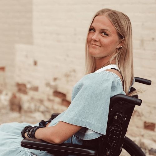 jongevrouw in rolstoel