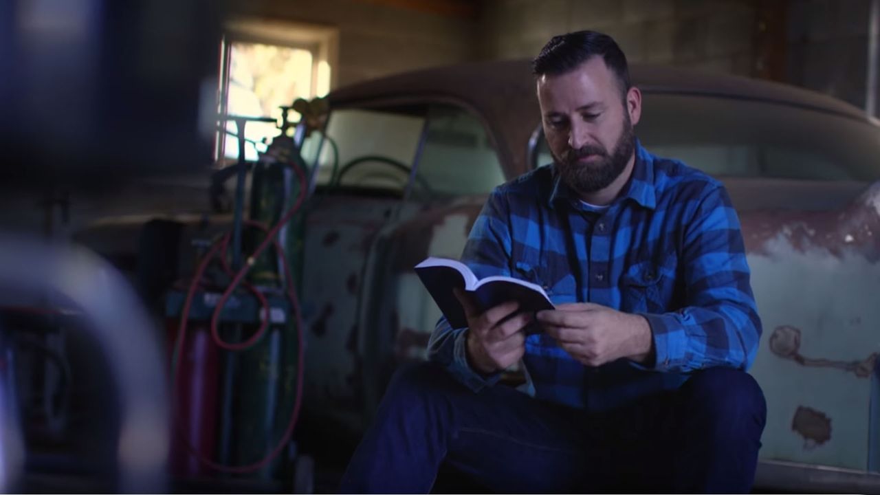Jared, frente a un automóvil antiguo, habla de las bendiciones del Evangelio de Jesucristo