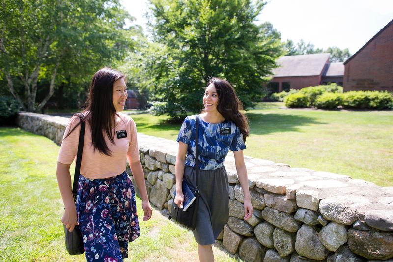 Dois missionárias pregam o evangelho de Jesus Cristo