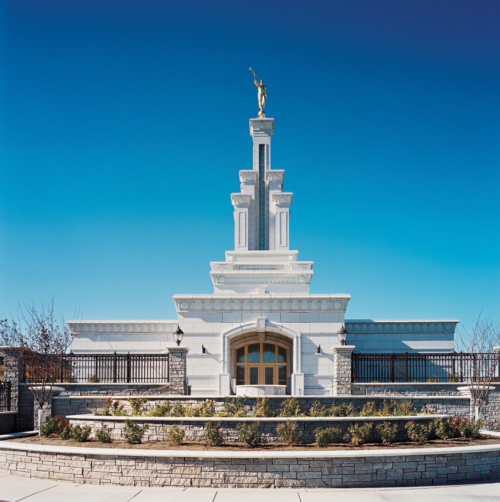A front view of the Columbia River Washington Temple during the day.