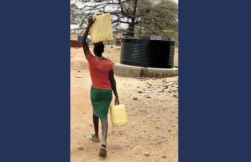 Afričanka nosi vodo.