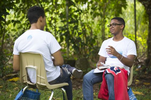 Hombres jóvenes conversando
