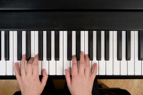 hands playing piano