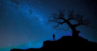 человек смотрит на ночное небо