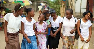 група радостни млади жени в църковни дрехи