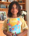Ein Mädchen hält die Zeitschrift „Unser Freund“