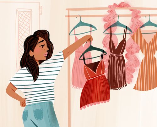 thiếu nữ đang mặc thử một cái váy
