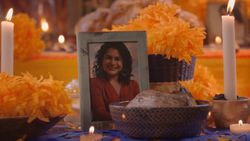 Una ofrenda de Día de Muertos aparece