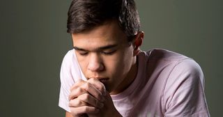 mladý muž se modlí 