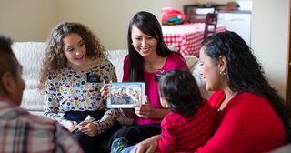 Missionarinnen sprechen mit einer Familie
