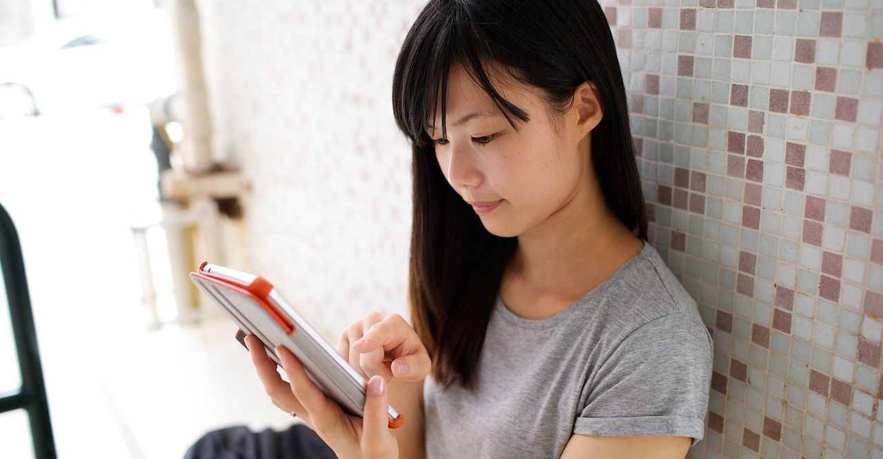 Una niña habla con los misioneros en su tableta