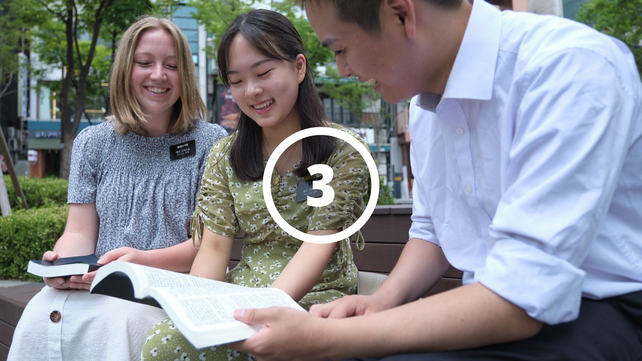 여성에게 몰몬경을 읽어주는 선교사들