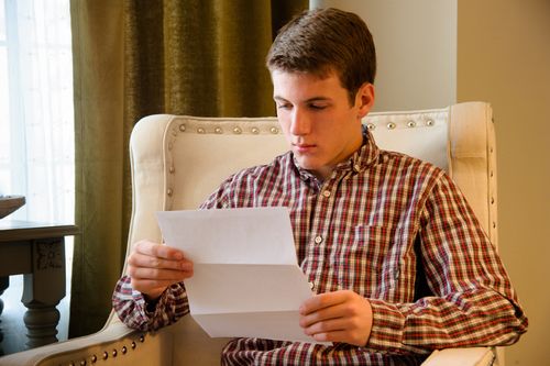 Ein junger Mann liest seinen Patriarchalischen Segen