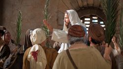 Jesucristo entra triunfante en Jerusalén a lomos de un asno mientras la multitud le rodea y celebra, durante la última semana de su vida