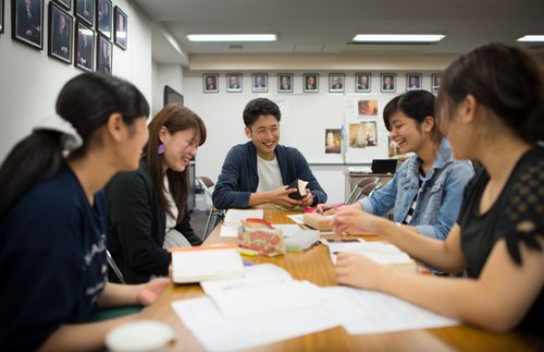 cinque studenti seduti a un tavolo durante l’Istituto